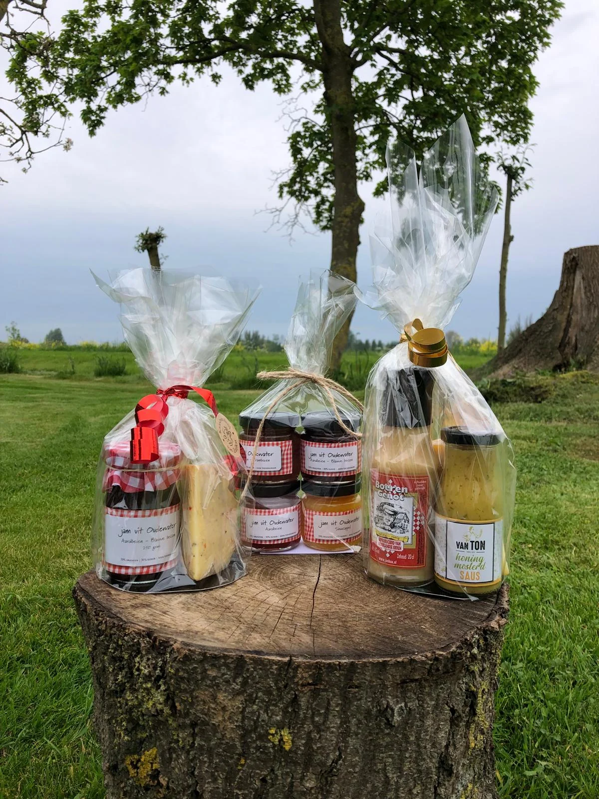 Verschillende cadeaupakketten met boerenkaas, jam en sauzen